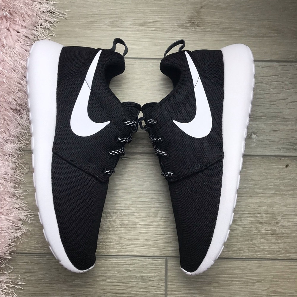 Brand New Nike Roshe One Black/White - Picture 6 of 8